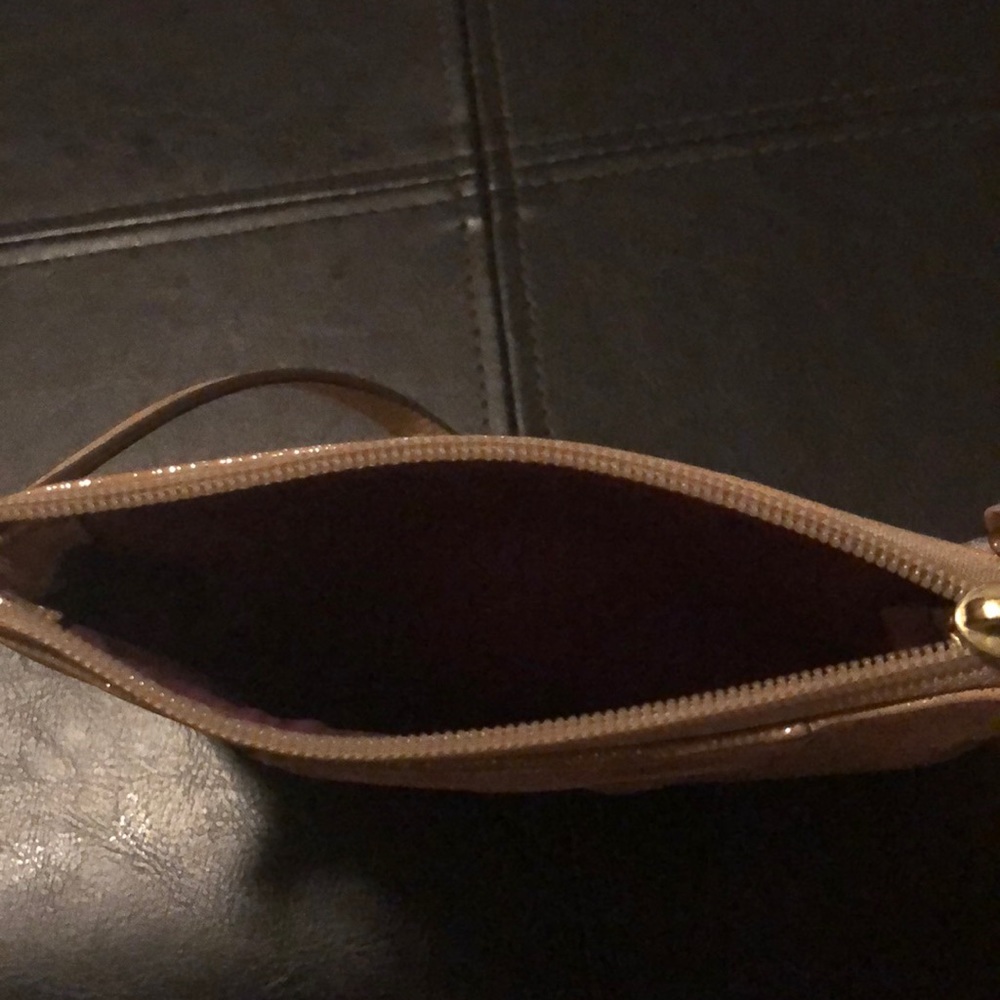 Coach small wristlet, excellent condition. Stylish - Picture 3 of 3